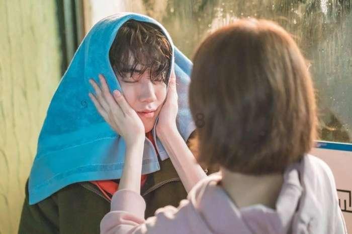 花群中的女孩